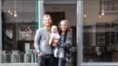 Richard Eckersley bersama keluarga kecilnya befoto didepan toko ramah lingkungan miliknya di Devon, Inggris. Di toko tersebut, dia mengharuskan para pelanggan membawa keranjang sendiri. (Bola.com/Instagram Earthfoodlove)
