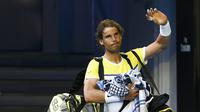 Rafael Nadal lambaikan tangan usai kalah dari Fernando Velasco (REUTERS/Thomas Peter)