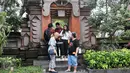 Umat Hindu bersiap meninggalkan Pura Aditya Jaya usai sembahyang Rawamangun, Jakarta, Sabtu (25/3). (Liputan6.com/Yoppy Renato)
