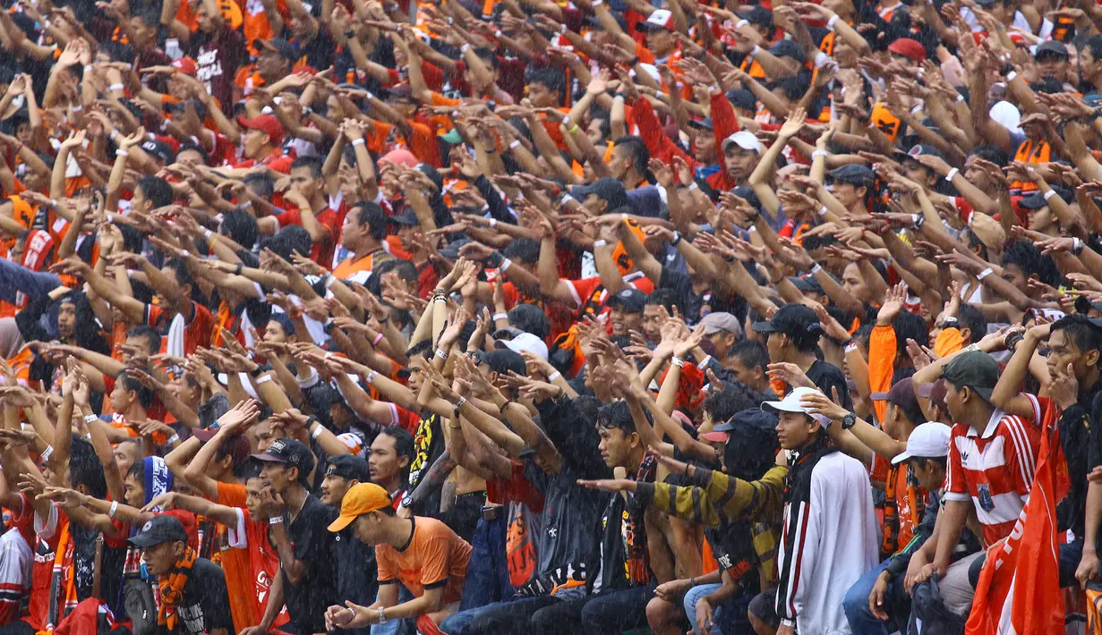 Suporter Persija Jakarta, The Jakmania, memberi dukungan saat melawan Persib Bandung pada laga Liga 1 Indonesia di Stadion Manahan, Solo, Jumat (3/11/2017). Persija menang 1-0 atas Persib. (Bola.com/Ronald Seger)