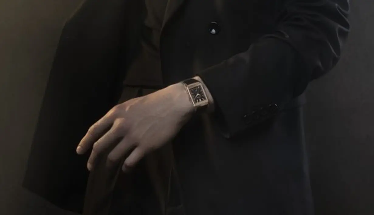 Pada tahun 1931, Jaeger-LeCoultre meluncurkan jam tangan apik yang dikenal dengan seri Reverso. Sebuah ekspresi gerakan Art Deco yang unik dan tak lekang oleh waktu, legenda Reverso dimulai di lapangan polo India tempat lahirnya gagasan tentang jam penunjuk waktu yang bisa dibalik. Dengan desainnya yang dapat dikenali dan pengerjaannya yang sempurna, produk ini langsung disukai oleh para trendsetter dari semua lapisan masyarakat, dan dengan cepat melampaui tujuan aslinya. [ Foto: Fimela.com]