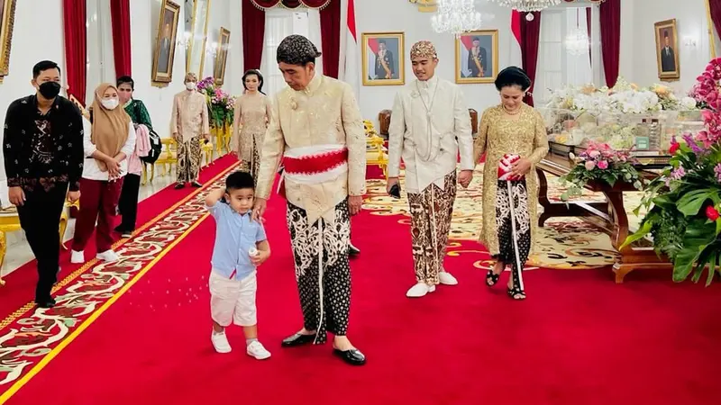 Jokowi Bujuk Anak Kahiyang Ayu yang Tak Mau Pakai Beskap