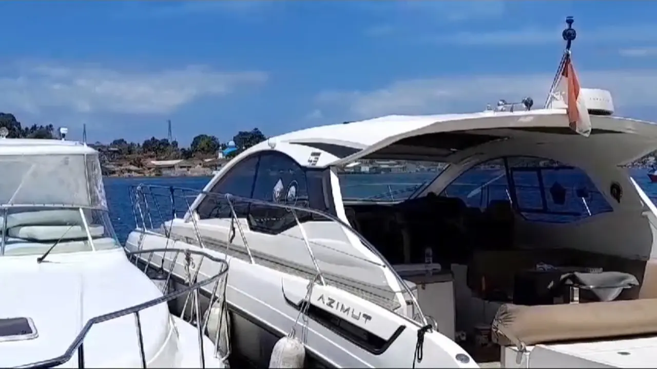 Kapal pesiar pemprov Sultra, dibeli dengan anggaran Rp 9,8 miliar, ternyata masih berbendera negara singapura.