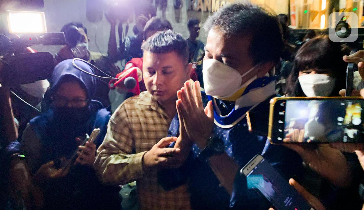 Roy Suryo usai menjalani pemeriksaan di Direskrimum Polda Metro Jaya, Jakarta, Kamis (28/7/2022). Roy Suryo telah menjalani pemeriksaan lanjutan sebagai tersangka kasus meme stupa Candi Borobudur. (Liputan6.com/Faizal Fanani)