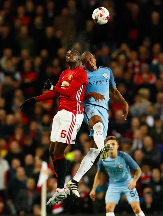 Paul Pogba berebut bola diudara dengan pemain City, Fernando saat pertandingan Piala Liga Inggris (EFL Cup) di Stadion Old Trafford, Manchester, Inggris (26/10). MU berhasil menang tipis dengan skor 1-0 atas City. (Reuters/Jason Cairnduff)