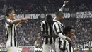 Para pemain Juventus merayakan gol yang dicetak Juan Cuadrado ke gawang Benevento pada laga Serie A Italia di Stadion Allianz, Turin, Minggu (5/11/2017). Juventus menang 2-1 atas Benevento. (AFP/Miguel Medina)