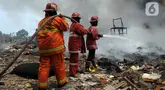 Petugas pemadam kebakaran berusaha memadamkan api yang membakar rumah semi permanen dan lapak barang bekas di Bintara Jaya, Bekasi, Jawa Barat, Kamis (21/9/2023). Kebakaran terjadi sekitar pukul 9.30 WIB. (merdeka.com/Imam Buhori)