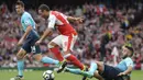 Gelandang Arsenal, Santi Cazorla, berusaha melewati bek Swansea, Neil Taylor, pada laga Premier League di Stadion Emirates, London, Sabtu (15/10/2016). Arsenal menang 3-2 atas Swansea. (Reuters/Hannah McKay)