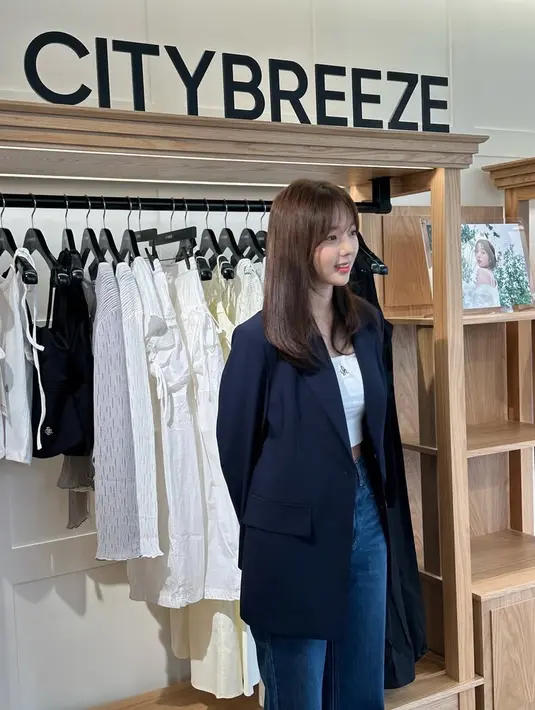 Tampilan Chae Soo Bin casual dengan blazer hitam dipadukan inner tube crop serta celana denim panjangnya. [@soobinms]