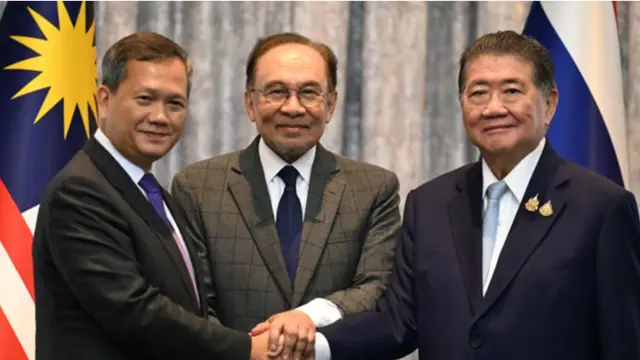 PM Kamboja Hun Manet, PM Malaysia Anwar Ibrahim (tengah), dan PM sementara Thailand Phumtham Wechayachai berjabat tangan usai konferensi pers terkait pembicaraan gencatan senjata antara Thailand dan Kamboja di Putrajaya, Senin (28/7/ 2025).