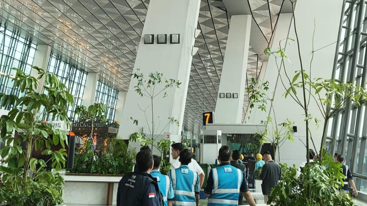 Plafon Gate 7 Bandara Soekarno-Hatta Ambrol, Perbaikan Ditargetkan Selesai 2 Hari  #News