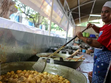 Sejumlah petugas memasak untuk menu berbuka puasa di dapur Masjid Istiqlal, Jakarta, Jumat (19/6/2015). Pengurus Masjid Istiqlal menyediakan takjil sekitar 3.000 porsi setiap hari selama bulan Ramadan. (Liputan6.com/Faizal Fanani)