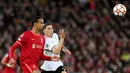 Striker asal Uruguay itu sukses membawa Benfica hingga babak perempat final Liga Champions sebelum disingkirkan Liverpool lewat laga sengit hingga kalah agregat 6-4 dari Liverpool. (AFP/ Paul Ellis)