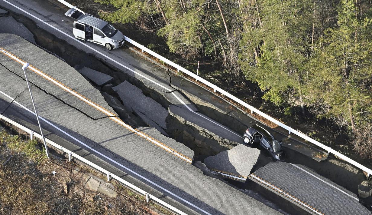 Namun, upaya penyelamatan terhambat oleh jalan-jalan yang rusak parah.  (Kyodo News via AP)