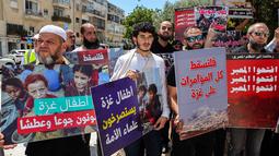 Dalam aksinya, mereka menentang penutupan perlintasan Rafah dan situasi kemanusiaan yang memprihatinkan di Jalur Gaza. (Jack GUEZ/AFP)