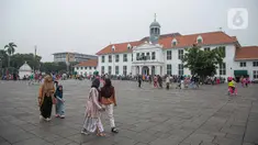 Sejumlah warga berlibur mengunjungi Kota Tua, Jakarta, Selasa (26/12/2023). (Liputan6.com/Faizal Fanani)