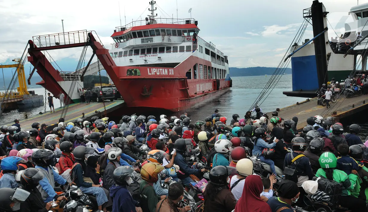 <p>Pemudik bermotor menuju kota-kota di Pulau jawa antri memasuki kapal penyeberangan di pelabuhan Gilimanuk, Bali, Sabtu (30/4/2022). H-2 Idul Fitri 1443 H, ribuan pemudik meninggalkan Pulau Bali untuk merayakan lebaran di kampu ng halaman. (merdeka.com/Arie Basuki)</p>