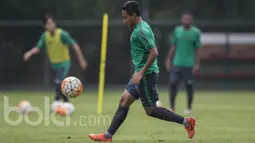 Gelandang Bhayangkara FC, Evan Dimas, menendang bola saat mengikuti seleksi Timnas Indonesia U-22 di Lapangan SPH Karawaci, Banten, Rabu (22/2/2017). (Bola.com/Vitalis Yogi Trisna)