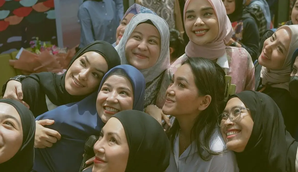 Meski memutuskan mengakhiri bahtera rumah tangga, Natasha Rizky dan Deddy Mahendra Desta hingga kini tetap berhubungan baik. Tak sedikit netizen yang mendoakan mereka rujuk.(Liputan6.com/IG/@natasharizkynew)