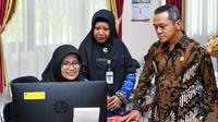 Wakil Menteri Pendidikan Dasar dan Menengah, Fajar Riza Ul Haq memantau langsung pelaksanaan Sistem Penerimaan Murid Baru (SPMB) tahun ajaran 2025/2026 di dua sekolah, yakni SMK Negeri 7 Semarang dan SMA Negeri 11 Semarang pada Selasa (17/6/2025).