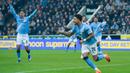 Newcastle sempat unggul lebih dahulu. Mereka berhasil mencetak gol melalui Harvey Barnes. Namun Man City bisa menyamakan skor berkat gol Savinho. Brace dari Omar Marmoush kemudian menyegel kemenangan atas Newcastle. (AP Photo/Ian Hodgson)