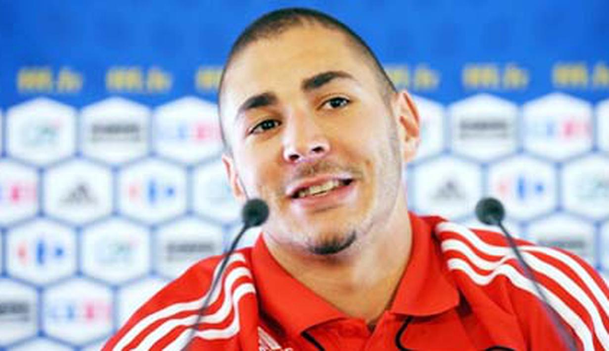 Striker Prancis, Karim Benzema, dalam konferensi pers jelang laga persahabatan melawan Turki di Gerland Stadium, Lyon, 4 Juni 2009. AFP PHOTO / FRANCK FIFE 