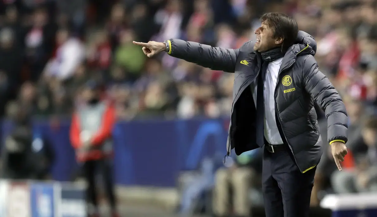 Pelatih Inter Milan, Antonio Conte menginstruksikan pemainnya saat bertanding melawan Slavia Praha pada Grup F Liga Champions di stadion Sinobo di Praha, Republik Ceko (27/11/2019). Inter Milan menang 3-1 atas Slavia Praha. (AP Photo/Petr David Josek)