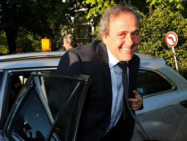 Mantan Presiden UEFA Michel Platini keluar dari mobil saat tiba untuk menjalani sidang di Pengadilan Arbitrase Olahraga Internasional (CAS) di Swiss (29/4). Platini dihukum atas transaksi ilegal dengan mantan presiden FIFA.  (REUTERS/Denis Balibouse)