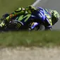 Pembalap Movistar Yamaha, Valentino Rossi saat kualifikasi MotoGP Republik Ceko 2017 di Sirkuit Brno. (Michal Cizek / AFP)