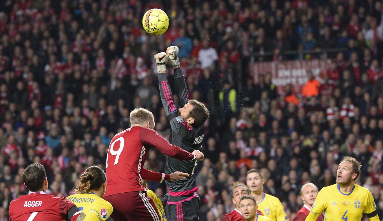 Kiper Swedia Andreas Isaksson menghalau bola dari sundulan pemain Denmark pada laga kualifikasi piala Eropa Prancis 2016 di Stadion Parken, Kopenhagen,Rabu (18/11/2015) dini hari WIB.  (AFP Photo/Jonathan Nackstrand) 