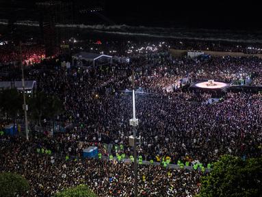 Foto udara memperlihatkan suasana konser bintang pop asal Amerika Serikat Lady Gaga di pantai Copacabana di Rio de Janeiro, Brasil pada 3 Mei 2025. (Daniel RAMALHO/AFP)