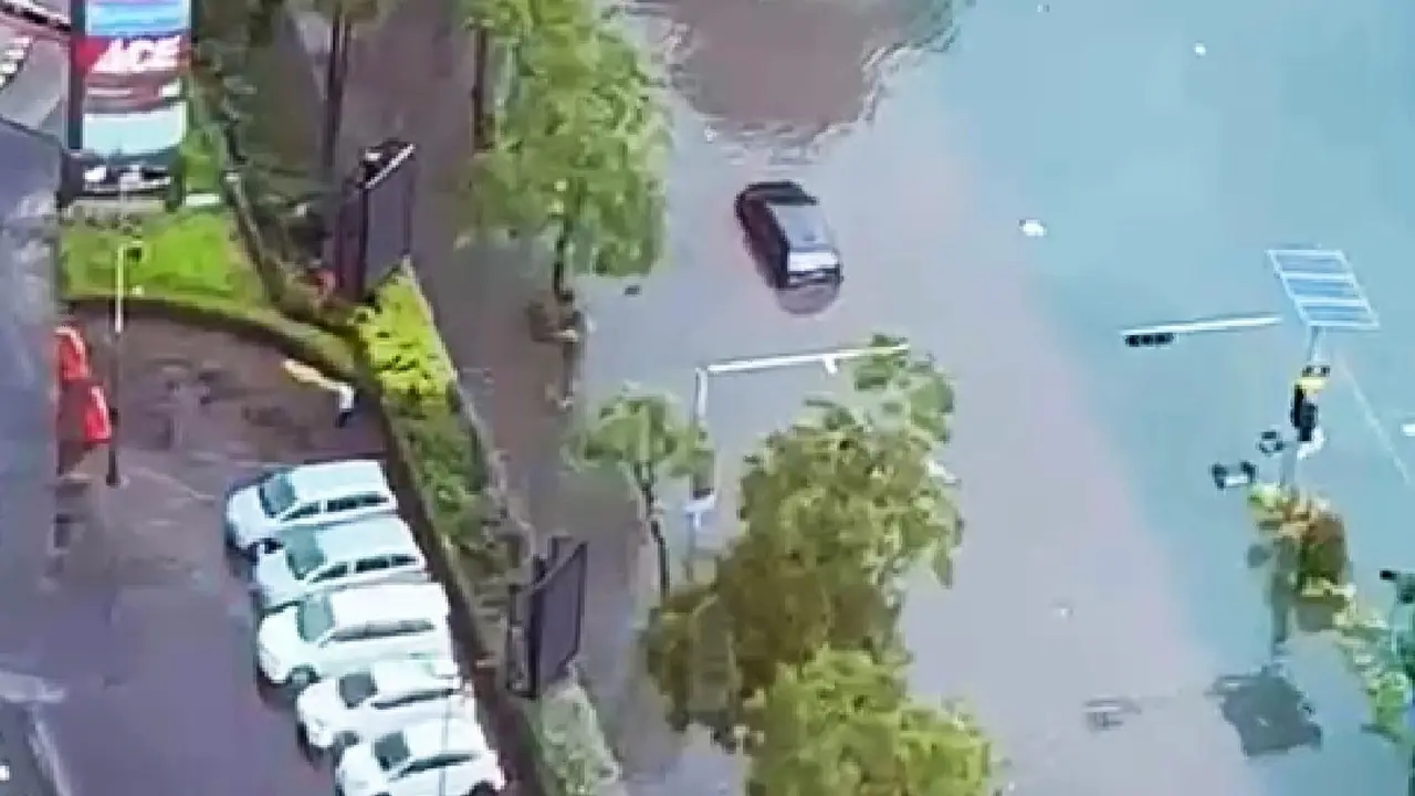 Banjir di jalan Mayjen Sungkono Surabaya akibat hujan deras. (Istimewa)