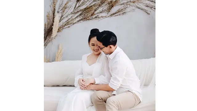 Hamil Anak Pertama, Ini 6 Potret Mesra Yuanita Christiani Bareng Suami