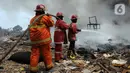 Petugas pemadam kebakaran berusaha memadamkan api yang membakar rumah semi permanen dan lapak barang bekas di Bintara Jaya, Bekasi, Jawa Barat, Kamis (21/9/2023). Kebakaran terjadi sekitar pukul 9.30 WIB. (merdeka.com/Imam Buhori)