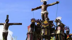 Sejumlah pemuda memerankan drama Jalan Salib dalam rangka menyambut Hari Paskah yang berlangsung di halaman Gereja Kristus Terang Dunia di Waena, Jayapura, Papua, Jumat (6/3). Prosesi jalan salib itu untuk mengingatkan umat manusia pada penderitaan Yesus menyelamatkan umat manusia. (Antara)