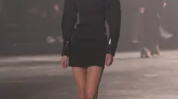 Model Gigi Hadid berjalan di atas catwalk saat mengenakan busana brand Versus Versace di atas panggung London Fashion Week di Inggris, (18/2). Gigi Hadid tampil dengan gaya urakan. (Foto oleh Joel Ryan / Invision / AP)