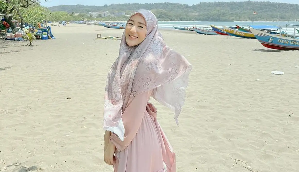 Larissa pun tampil dengan riasan wajah yang flawless, namun tetap glowing.  [@larissachou]