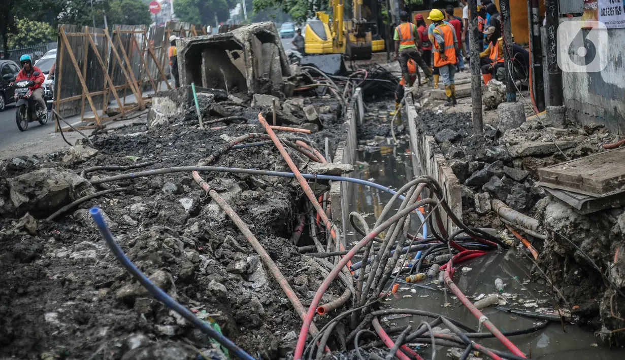 Anggaran tersebut akan digunakan untuk pembangunan trotoar di Matraman, Harmoni, Mangga Besar, Gunung Sahari Raya, Kawasan sekitar Jakarta International Stadium (JIS), Mangga Dua Raya, Daan Mogot dan Mas Mansyur segmen utara. (Liputan6.com/Faizal Fanani)