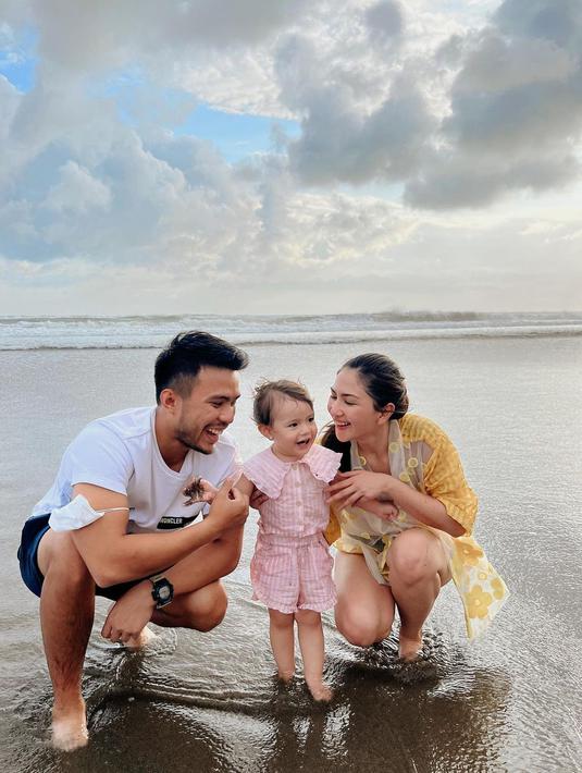 Kebersamaan Jessica Mila dan Yakup Hasibuan bareng Baby Chloe ini bak keluarga bahagia. Mudah dekat dengan orang lain, momen Baby Chloe nikmati main di pantai bareng Jessica Mila dan Yakup Hasibuan ini penuh keseruan. Sudah pandai bereskpresi, beragam mimik wajah yang dipamerkan buah hati Jonas Rivanno ini bikin gemas. (Liputan6.com/IG/@jscmila)