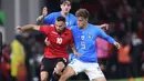 Bek tengah Italia, Giorgio Scalvini (kanan) yang berusia 19 tahun dan sejak awal musim 2021/2022 membela Atalanta ini tercatat dalam deretan pemain termahal di ajang Euro U-21 2023 dengan memiliki nilai pasar 40 juta euro atau setara Rp657 miliar. Pemain yang telah memiliki 4 caps bersama timnas senior ini hingga kini telah bermain dalam 4 laga bareng Timnas U-21 Italia. (AFP/Gent Shkullaku)