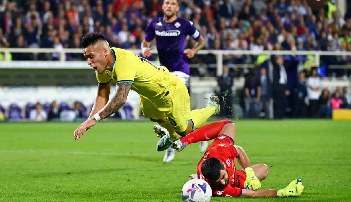 Pemain Inter Milan Lautaro Martinez berebut bola dengan pemain Fiorentina Pietro Terracciano pada pertandingan sepak bola Liga Italia di Artemio Franchi Stadium, Florence, Italia, 22 Oktober 2022. (Massimo Paolone/LaPresse via AP)