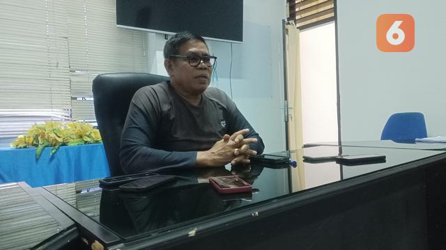 Tokoh masyarakat Tikala, Toraja Utara, Sulsel, Prof Agus Salim turut menyoroti aktivitas tambang galian C di kampung halamannya. (Liputan6.com/Eka Hakim)