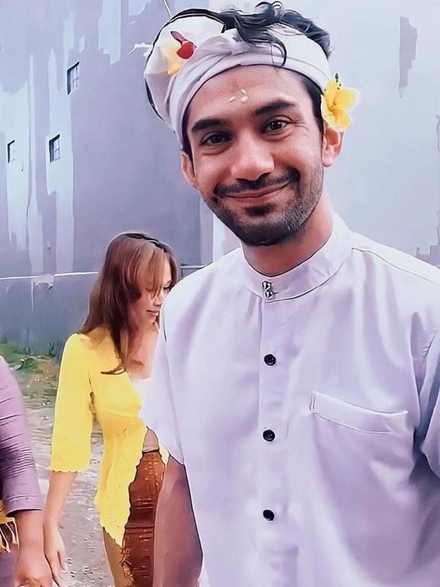 Punya Villa Baru di Bali, Ini 7 Momen Reza Rahadian Jalani Upacara Melaspas