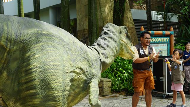 Dinosaurus Gentayangi Universal Studio Singapore Lewat Explore & Roar