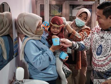 Penjabat (Pj) Gubernur Jakarta, Teguh Setyabudi (kanan) saat meninjau layanan pemeriksaan kesehatan gratis di salah satu Pusat Kesehatan Masyarakat (Puskesmas) di Jakarta, 9 Februari 2025. (YASUYOSHI CHIBA/AFP)