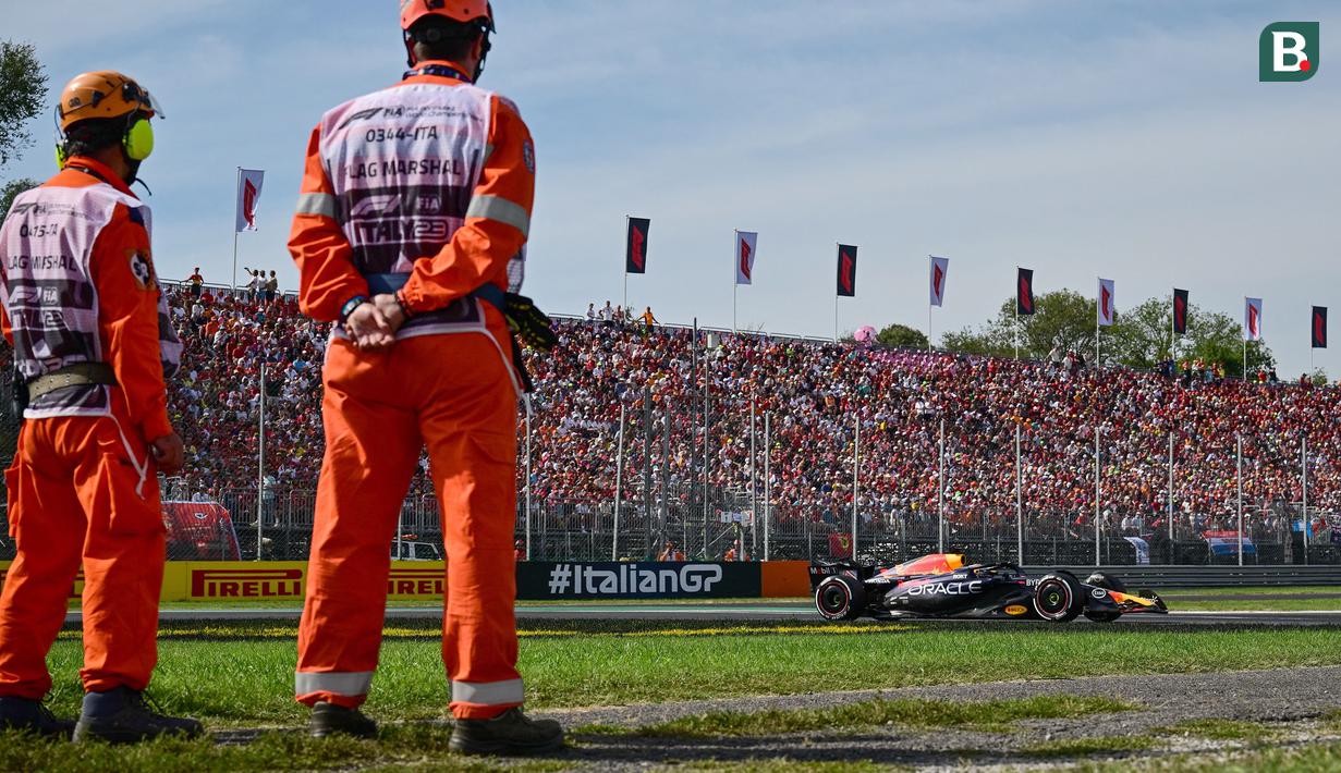 Pembalap Red Bull Racing, Max Verstappen memacu mobilnya saat balapan Formula 1 GP Italia 2023 yang berlangsung di Sirkuit Monza, Italia, Minggu (03/09/2023). (AFP/Ben Stansall)