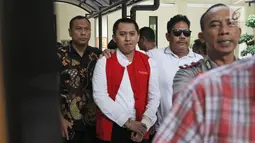 Terdakwa Direktur Utama First Travel, Andika Surachman menuju ruang sidang Pengadilan Negeri Depok, Senin (26/3). JPU menghadirkan rekanan First Travel dan sejumlah mantan karyawan, salah satunya adik Andika, Agus Junaedi. (Liputan6.com/Herman Zakharia)