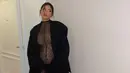 Kali ini, dalam dress semi transparan, Kylie Jenner tampil berani memperlihatkan baby bumpnya. Ia tumpuk dress semi transparan ini dengan coat bulu berwarna hitam dan memadukannya dengan heels hitam. Foto: Instagram.