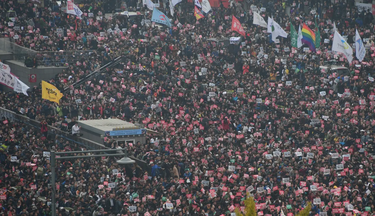 Aksi turun ke jalan yang dilakukan ribuan warga Korsel di Gwanghwamun square, pusat Kota Seoul, Sabtu (5/11). Mereka mendesak Presiden Park Geun-Hye mundur dari jabatannya terkait skandal korupsi yang telah melumpuhkan pemerintahannya. (Ed Jones/AFP)