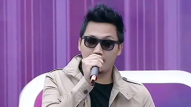 Fredy membawakan lagu Dan Aku Galau dalam acara Inbox SCTV (26/02/2014)